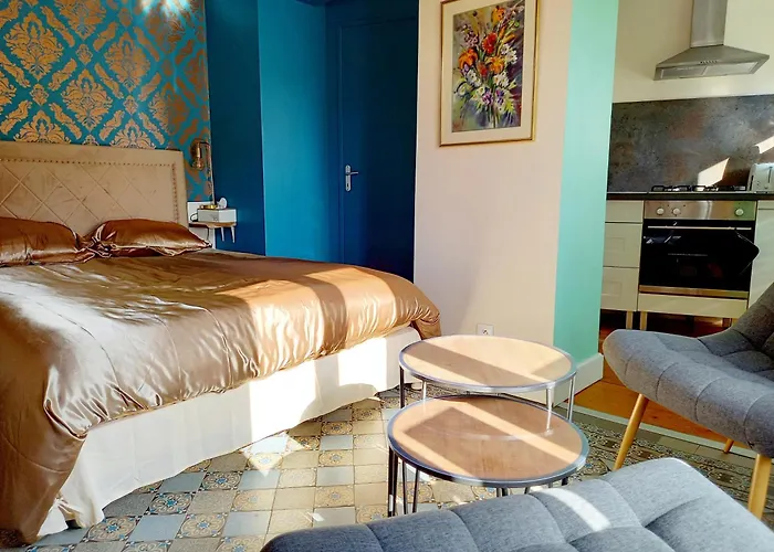 La Rochette Studio Et Appartement Avec Jacuzzi Rooftop Balcon Cour Interieure