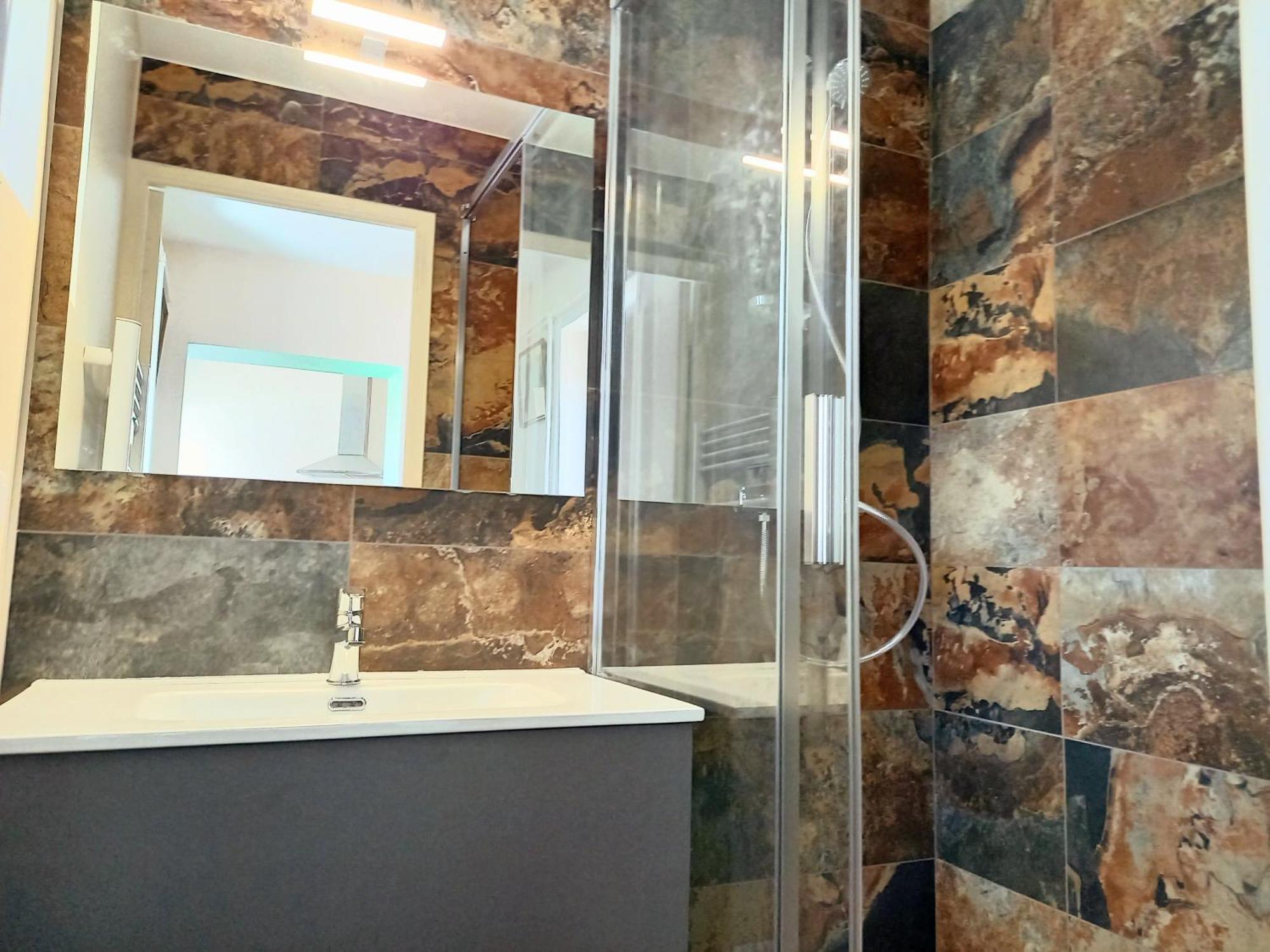 Apartment La Rochette Et Avec Jacuzzi Rooftop Balcon Cour Interieure